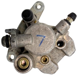 Zacisk hamulcowy lewy przód Suzuki