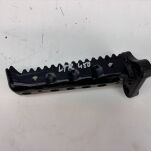 Podnóżek lewy Suzuki - 3