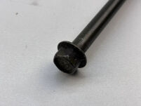 Śruba wahacza górnego przód Yamaha - 2